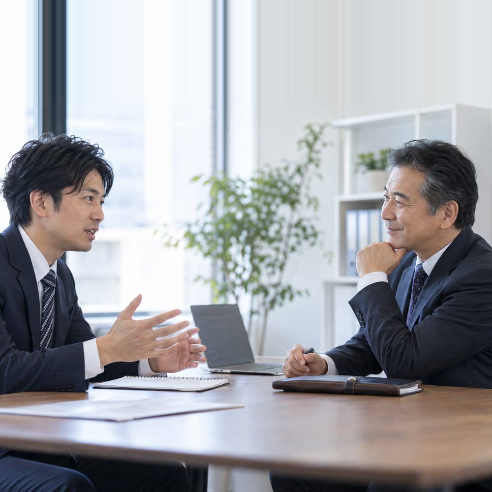 独立を考える会計士が経験者の会計士に相談している様子