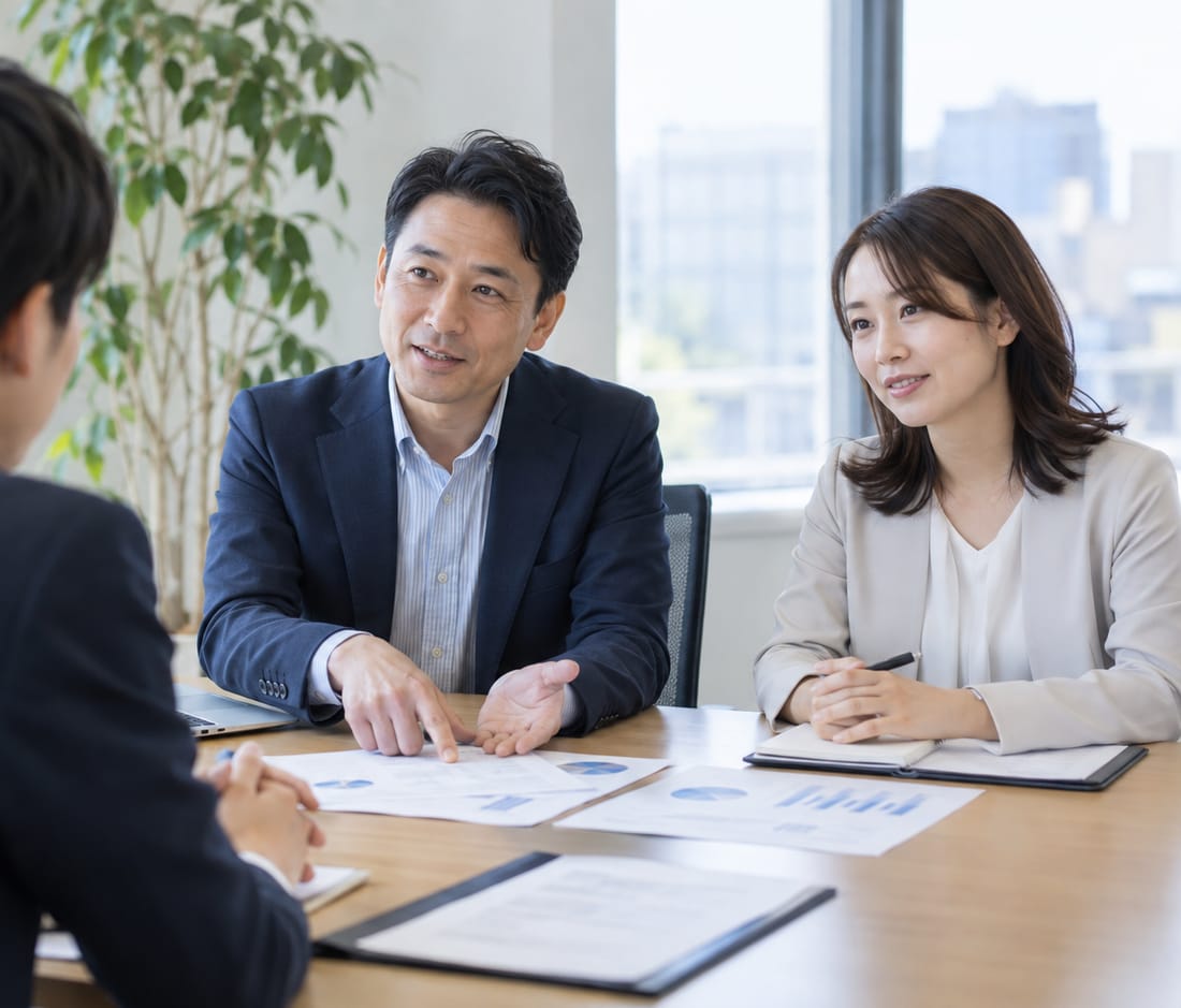 会計士とキャリアアドバイザーの2人で相談に応じる様子