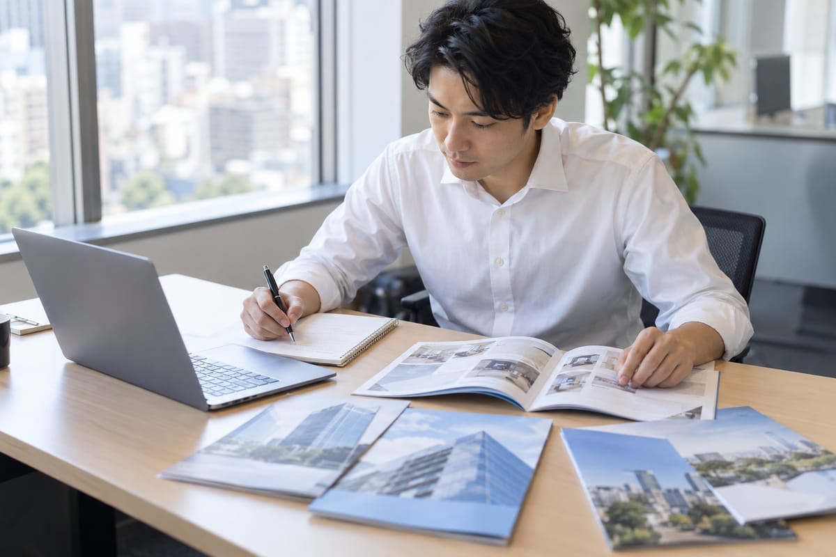 複数の企業の資料を見比べて検討する会計士
