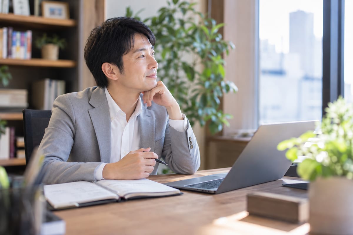 小さな事務所で今後の計画を考える会計士