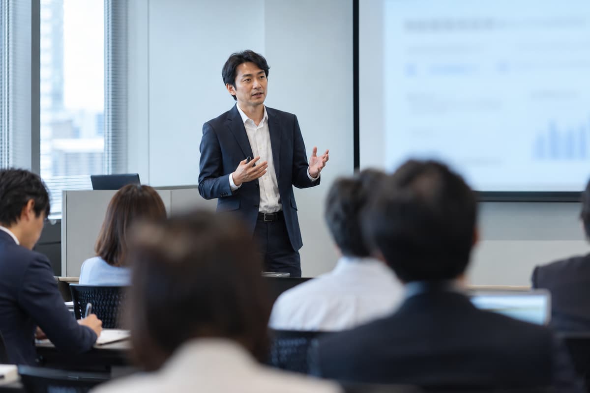 セミナーで講師の話を聞く会計士