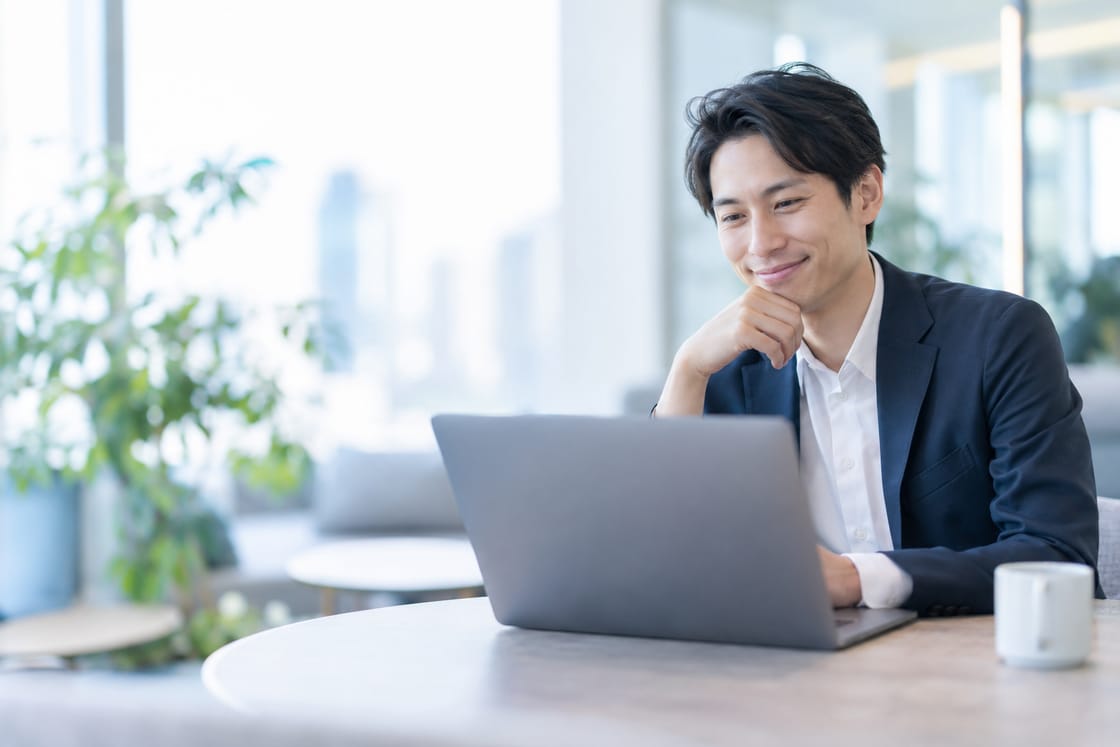 ノートパソコンで動画を見る会計士