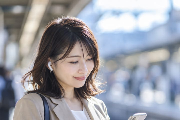 スマートフォンで動画を見る会計士