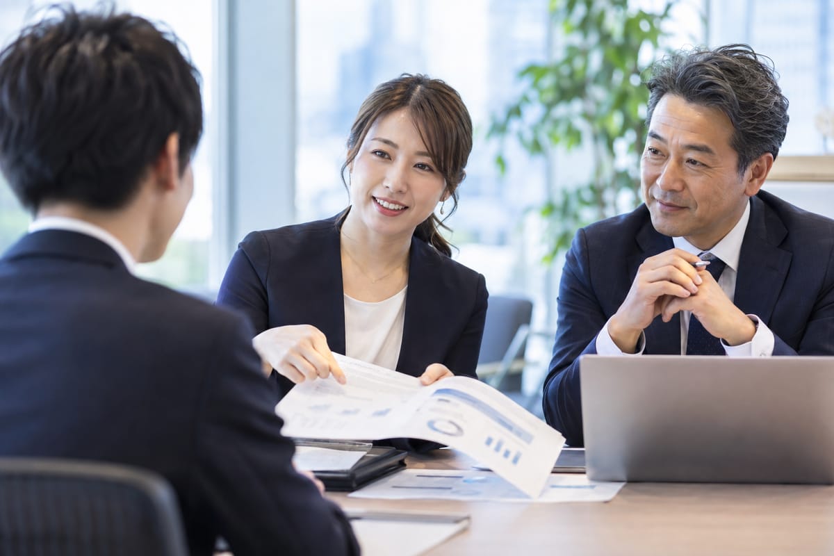 担当エージェントと会計士アドバイザーが会計士の相談に応じる様子
