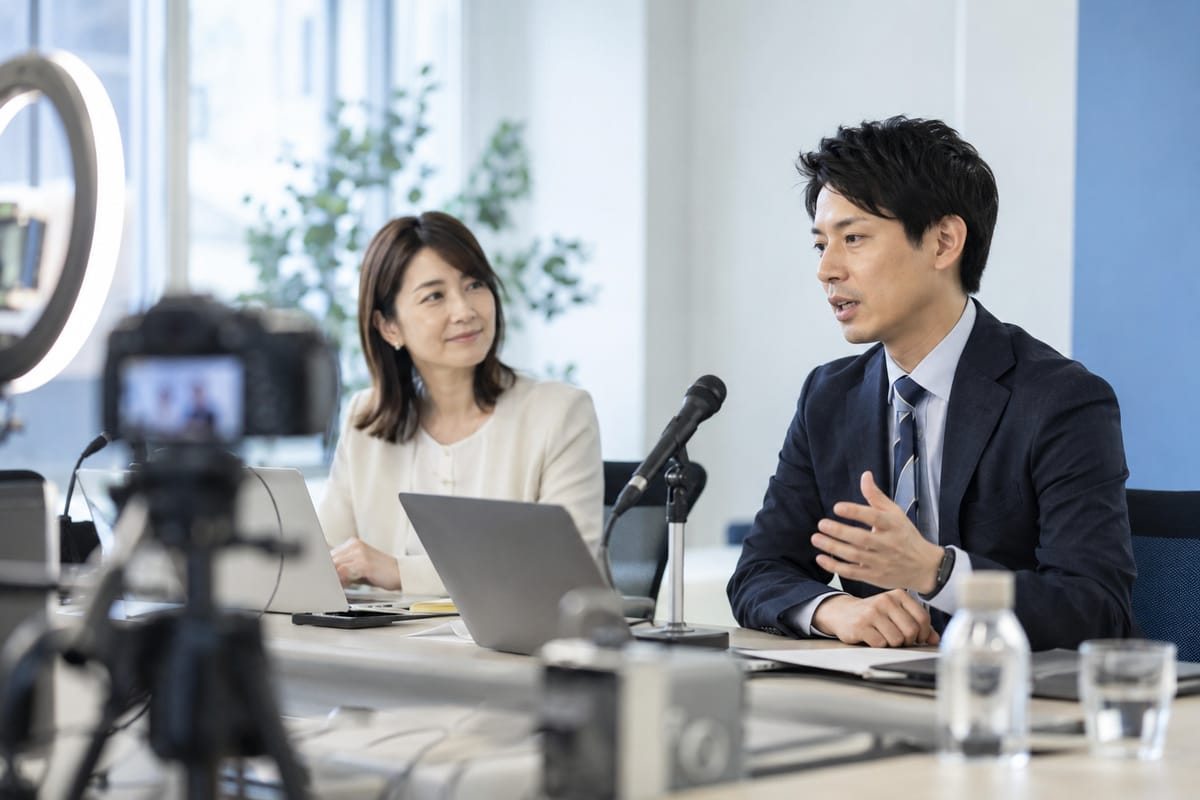 会計士がオンラインセミナーで話している様子