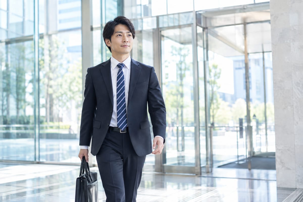 オフィスでノートパソコンに向かい転職活動の準備をする会計士