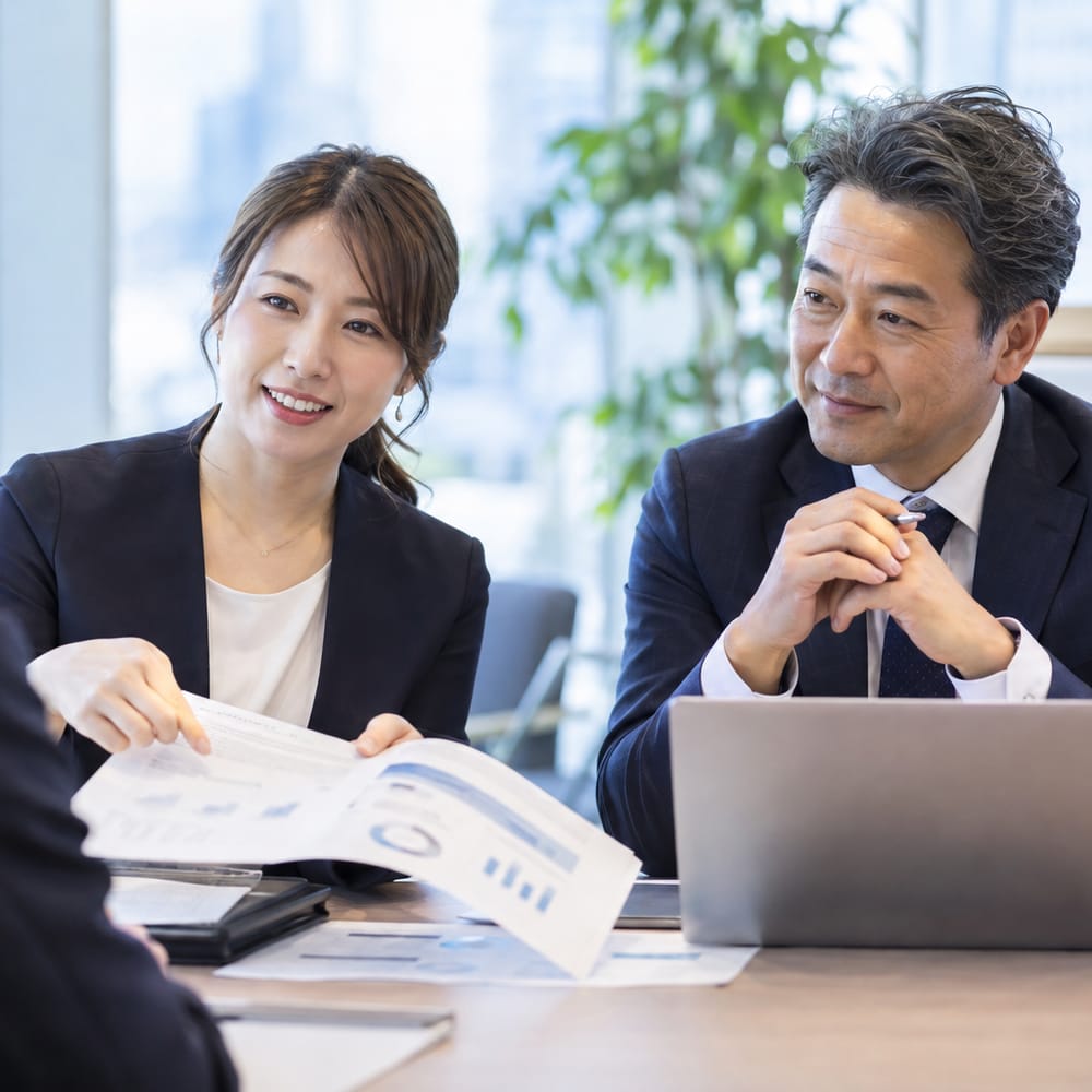 担当エージェントと会計士アドバイザーが会計士の相談に応じる様子
